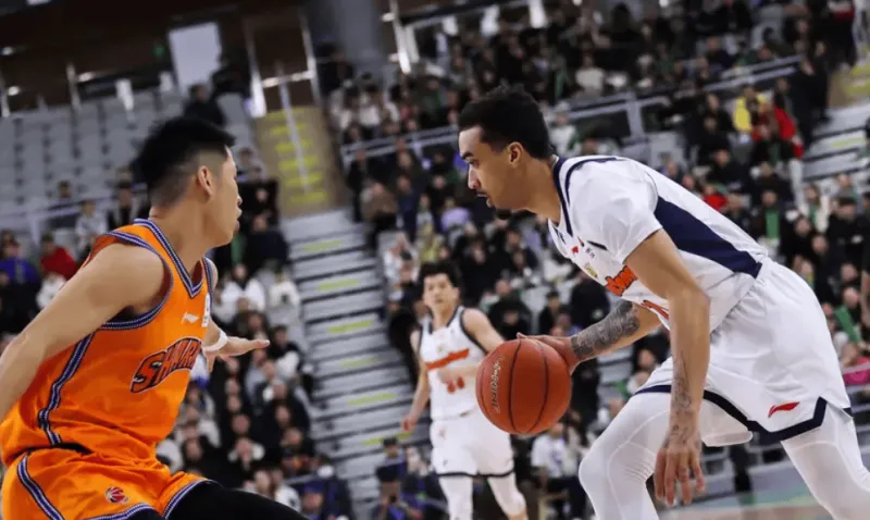 皇冠体育-上海男篮战胜广东男篮晋级四强，赛季三杀广东