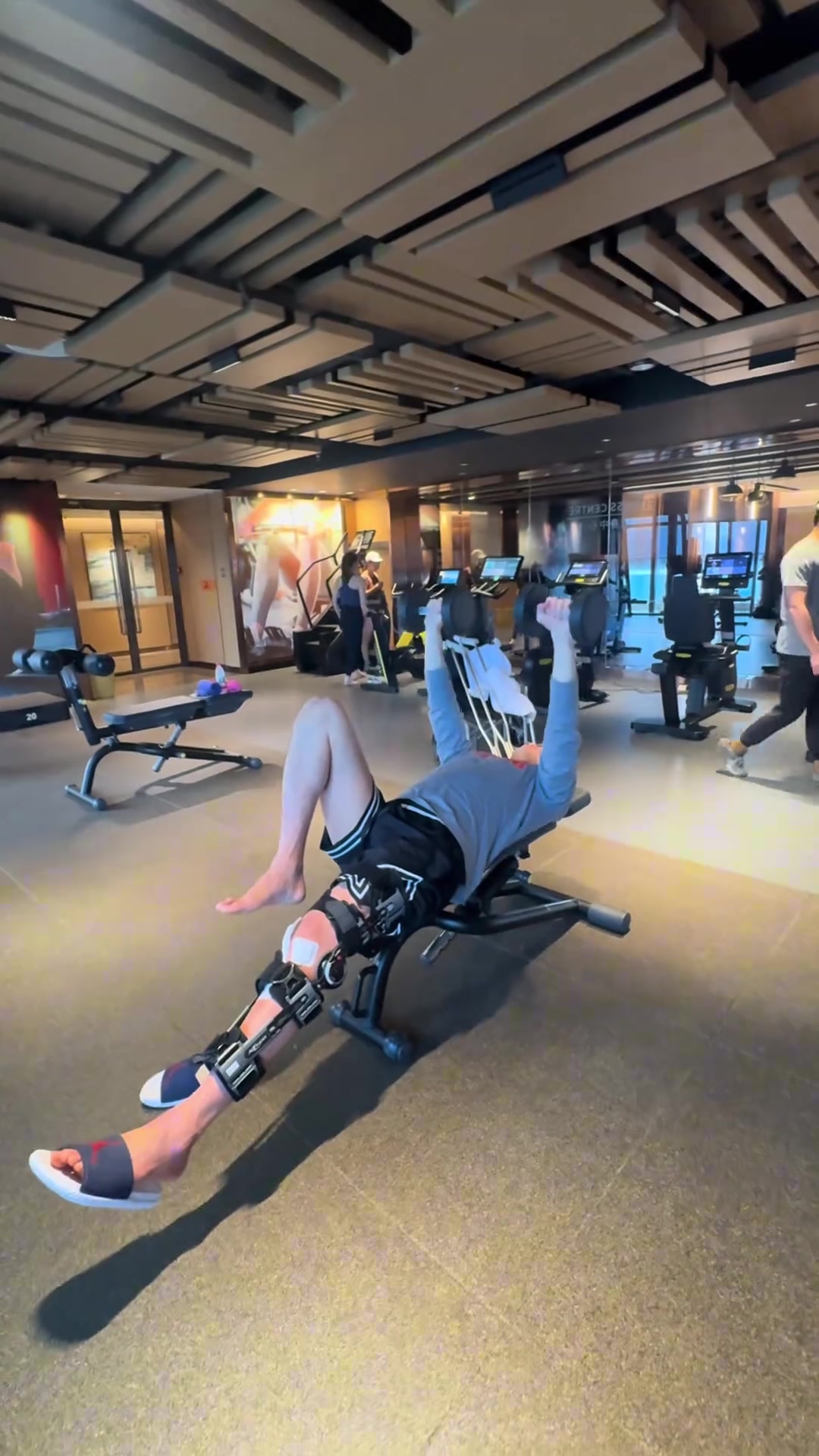 郭艾伦晒康复过程：加油 难熬的日子很快就会过去的