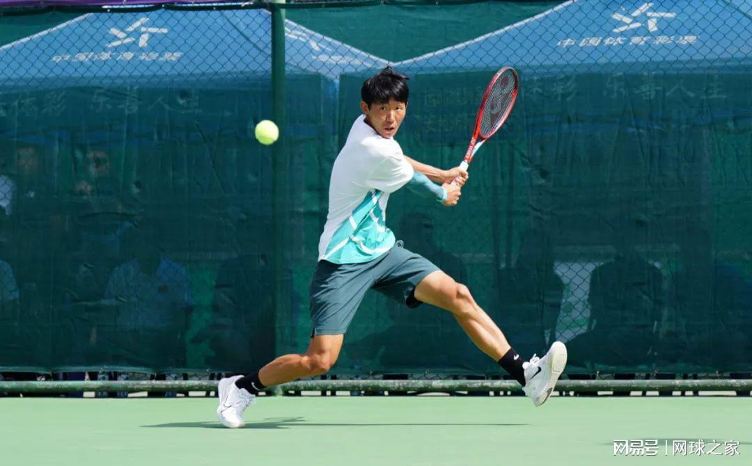 皇冠Crown Sports-万马齐喑，崔杰顶住压力挺进决赛，王傲然逆转斩获男双冠军